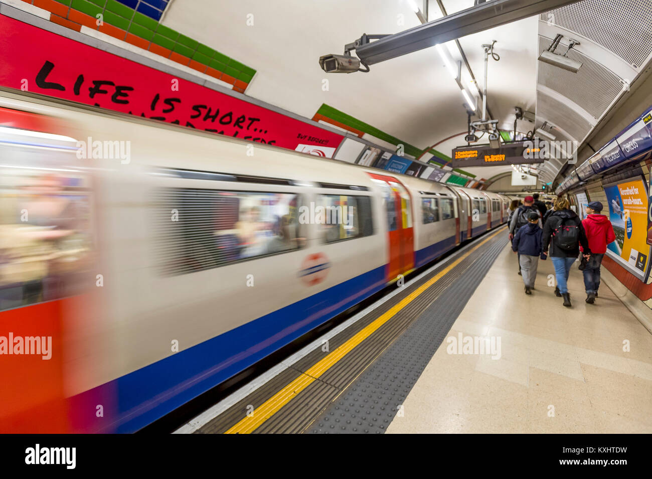 Platform in londons subway hi res stock photography and images Alamy Platform in londons subway hi res stock photography and images Alamy